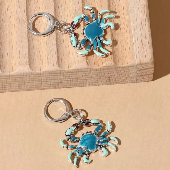 Enamel crab design dangle earrings - Picture 4 of 5